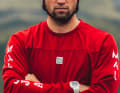 Auf der Suche nach dem Supertrail und Jagd nach Klicks: Bike-Influencer Korbi Engstler. Während alle nach Brause-Abfüllern als Helmsponsor gieren, konnte Korbi den Herstellers seines Lieblingsgetränks verpflichten: Paulaner Spezi.