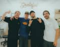 Die Crew: v.l. Fotograf Janik Steiner, Tätowierer, Korbi Engstler, Filmproduzent David Karg.