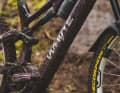 Reichweitenrekorde stellt das Bike mit leichter 400er Batterie und dickem Motor nicht auf. Der Akku ist außerdem fest im Bike verbaut und kann nur zu Wartungszwecken entnommen werden.