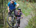 Marc und Tina im Parcours für kleine Flug-Shows: Im Bikepark Willingen kann man sich auf zwölf Kilometern Trails mal so richtig ausleben. Und danach in der K1-Hütte Bekannte treffen. | Andreas Kern