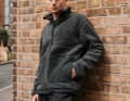 Mit 5 Taschen und vor allem Windstopper-Funktion.