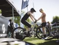 Mit einem Testbike geht's dann auf die Trails.