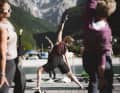 Seit Jahren ein beliebter Programmpunkt des Women Camp. Morgen-Yoga auf dem Steg am Molvenosee.