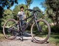 Das 24 Zoll Bike soll Kids aber eine Körpergröße von 125 Zentimetern passen. Wir haben den schwarzen Flitzer ausprobiert