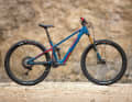 Das Pivot Shuttle SL ist ein waschechtes Trailbike. mit richtig kurzen Kettenstreben. 134 Millimeter Federweg am Heck werden je nach Modell mit 140 oder 150 mm an der Front kombiniert. Das gewichtsoptimierte Topmodell (im Bild), soll nur 16,5 Kilo wiegen. Der Akku ist bei allen Modellen fest verbaut. Los geht´s bei happigen 8999 Euro.