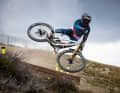 Die Speerspitze der High-Pivot-Bewegung: Commencal Supreme DH mit Rider Amaury Pierron.