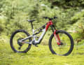 Mit schlanker Silhouette und knalliger Lackierung ist das YT Decoy SN Core 3 ein absoluter Hingucker. Aber kann das Fazua-Bike auch im Gelände überzeugen?