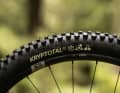 Komplett-Bike-Hersteller konnten schon länger auf diese Kombi zurückgreifen, jetzt gibt´s die Mischung aus Supersoft-Gummi und Enduro-Karkasse auch für Endkunden im Laden. Hier an einem Testbike von YT Industries. Der weiße Schriftzug bleibt allerdings auch weiterhin den Komplettbikes vorbehalten.