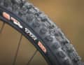TOP: Aus diesem Stoff sind Enduro-Träume:  YT spendiert dem Decoy Maxxis-Reifen mit stabiler DD-Karkasse und vorne zusätzlich das weiche Maxxgrip-Gummi. Das schaffen viele Hersteller selbst bei Highend-Bikes nicht! Auch die Reifen von Rockrider (Eigenmarke) konnten mit reichlich Traktion überzeugen.
