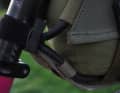 Am kleinen Fahrrad ist das Bewegungsausmaß des unteren Teils vom Alu-Gestell nicht so groß. Mitunter ist es schwer, den Drybag bis zum Ende in's Holster zu stecken.
