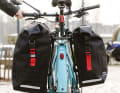 Zéfal hängt seine beiden neuen Fahrradtaschen ans Bike...