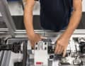 Volle Kontrolle: Jedes fertige Getriebe (hier in der rechten Hand des Mitarbeiters) durchläuft in einer Hightech-Prüfmaschine zahlreiche Gang- und Lastwechsel. Früher wurden die Getriebe zum Praxistest in ein Fahrrad auf einer Trainingsrolle montiert.
