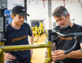 Einzelaufbau: Je ein Mechaniker baut das komplette Rad. Gibt es Probleme, hilft ein Kollege.