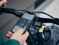 Digitale Features: Das MOCA verfügt über eine Smartphone-Halterung und einen versteckten AirTag-Halter