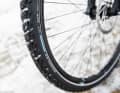 Ganzjahresreifen wie der Schwalbe "Marathon GT 365" besitzen ein Lamellenprofil für mehr Grip - wie der Winterreifen am Auto. Perfekt für nasse Winter und wechselhafte Verhältnisse. | Lux Fotowerk