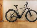 Das Cube Kathmandu Hybrid SLT 750 gibt es in drei Rahmenformen: Als Herrenvariante, ...