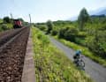 Hier führt der Radweg an einer Eisenbahnlinie entlang.