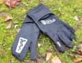 Die SQ-Gloves One10 tragen sich in der richtigen Passform (Größe + Slim oder Wide) sehr gut und halten recht warm, wie es sich für MTB-Handschuhe im Winter gehört. 