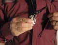 Die Decathlon-Regenjacke bietet einige sinnvolle Details, wie einen integrierten Haken für den Schlüsselbund und Reflexapplikationen rundum.