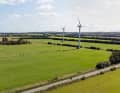 Wind, der oft von der Nordsee bläst, bewegt die Windräder und zehrt an Radler's Kräften