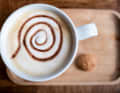 Café au lait im Café Alchimy in Carrouges