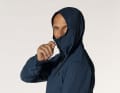 Die Kapuze der Gonso-Jacke reicht bis über den Mund.