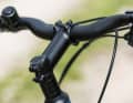 Der geschweifte Lenker des KTM Kent positioniert Hände und Handgelenke ergonomisch günstig.