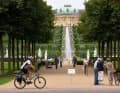 Nicht erwischen lassen: Radfahren ist im Park Sanssouci eigentlich strengstens verboten.