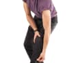 Gorewear Active Trail, 190 Gramm
Besonderheiten: Schlüsseltasche, Schnürzug, Reflexprint, Beinweite verstellbar
Fazit: Die federleichte, schlank und trotzdem bewegungsfreundlich geschnittene Hose aus Gore-Tex wäre für längere Pendlerstrecken technisch perfekt – mit längeren Reißverschlüssen. Mit Reißverschlüssen bis unters Knie eignet sie sich vor allem für Radsportler, die ganz bewusst bei Sauwetter unterwegs sind. Schnelles Anziehen unterwegs ist je nach Schuhen schwierig.
