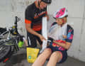 Arm mit einem Dreieckstuch am Nacken fixieren.