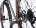 Stahlrahmen und Alu-Gabel des 8bar bieten insgesamt neun Flaschenhaltern oder fünf Anything Cages Platz.