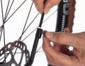 Topeak verwendet steife Vierkant-Alu-Streben, deren Länge per Schnellspanner stufenlos verstellbar ist.