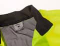 Ein dünner Fleece-Kragen, wie an der Craft Essence Light Wind Vest, verbessert den Tragekomfort am Hals spürbar.