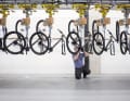 Am Fließband: In den Montagehallen laufen die Fahrrad-Rohbauten fast unaufhaltsam weiter.
