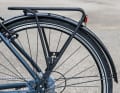 Elops LD500 HF: Der Gepäckträger ist weit hinten und nur mit einer einfachen Unterlaufstrebe am Rahmen fixiert. Das ist wenig verwindungssteif.