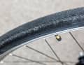 Schön, wie leise und geschmeidig die fast profillosen, mit nur 600 Gramm auch leichten Reifen über den Asphalt surren!