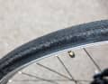 Schön, wie leise und geschmeidig die fast profillosen, mit nur 600 Gramm auch leichten Reifen über den Asphalt surren!