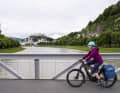 Jenseits des flachen Salzach-Ufers wird der Weg hügelig, aber nie extrem steil.  Ein E-Bike ist deshalb angenehm, aber nicht wirklich notwendig.