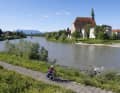 Die Salzach trennt schwungvoll Laufen in Bayern und Oberndorf im Salzburger Land.