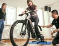 Dynamisches Bike-Fitting: MYBIKE-Leserin Conny lässt ihr Rad auf dem Rollentrainer analysieren, um es ergonomisch perfekt einzustellen.