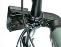 Aufgeräumt: Kabel- und Zugeinführung am Vorbau des Scott.