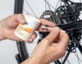 Bevor Sie das Kabel zusammenstecken, können Sie die Metall-Kontakte dünn mit Vaseline bestreichen. Das weist Feuchtigkeit ab und verhindert Korrosion.