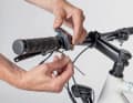 Zum sicheren Arbeiten stellen Sie das Rad am besten auf Sattel und Lenker. Drehen Sie zuvor störende Lenkerarmaturen wie Display, Motorsteuerung oder Klingel zur Seite.