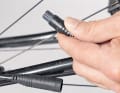 Die Vielpol-Stecker haben entweder eine Nut oder eine Markierung außen, die die eindeutige Montageposition beider Hälften markiert. Vorsicht! Bei falscher Montage können die Steckkontakte leicht verbiegen oder brechen.