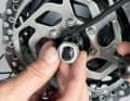 Eine Nasenscheibe im Ausfallende sichert die angetriebene Motorachse gegen Mitdrehen. Die beidseitige Abflachung verbindet Achse und Scheibe. Es gibt also nur eine korrekte Einbau-Position für die Achse.