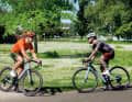 Im Duell günstig gegen luxuriös treffen zwei E-Gravelbikes aufeinander, die trotz vieler Gemeinsamkeiten unterschiedlicher kaum sein könnten.