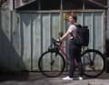 In einem Moment ist der Vario ein Rucksack. In drei Schritten wird daraus eine Fahrradtasche