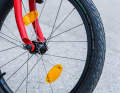 Die kleinen Laufräder rollen unruhiger als 28-Zöller. Dafür darf man das Bike in den meisten Verkehrsverbünden als 20-Zoll-Rad sogar ungefaltet kostenlos transportieren.