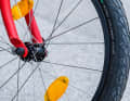Die kleinen Laufräder rollen unruhiger als 28-Zöller. Dafür darf man das Bike in den meisten Verkehrsverbünden als 20-Zoll-Rad sogar ungefaltet kostenlos transportieren.