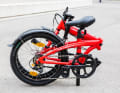 Treppen, etwa in den Fahrradkeller, ins Büro oder zum Bahnsteig, sind mit dem gefalteten Tern Link kein Problem: einfach die Sattelnase wie einen Handgriff benutzen.